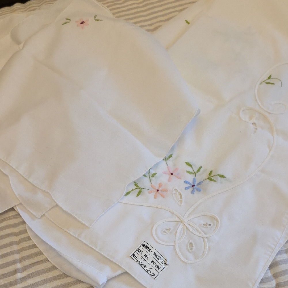Embroidered White Tablecloth W/Napkins